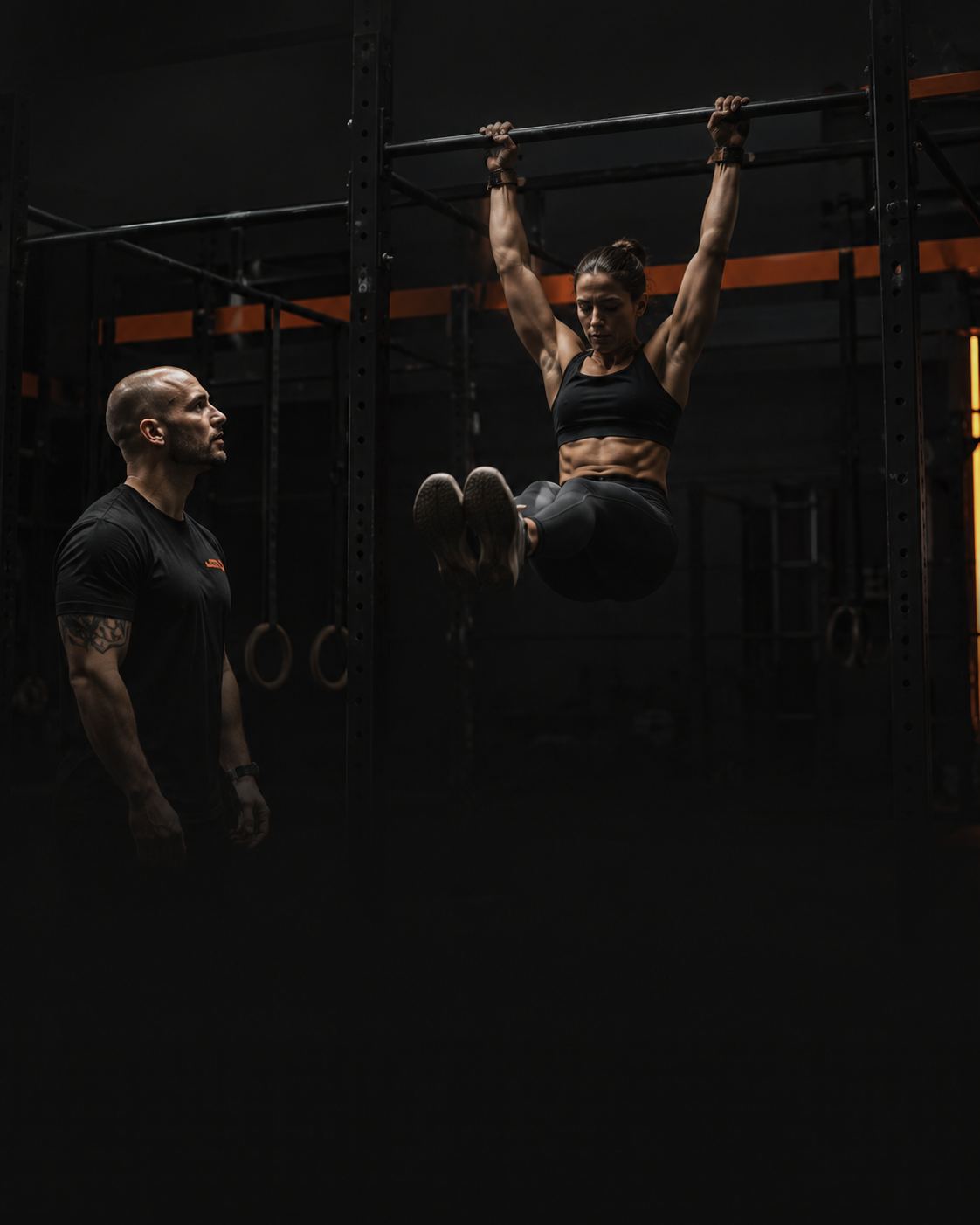 Atleta de CrossFit trabajando gimnásticos
